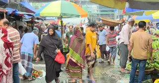 সরবরাহ বাড়লেও কমেনি দাম; জলাবদ্ধতায় বাড়ছে রাজধানীর বাজারে ভোগান্তি